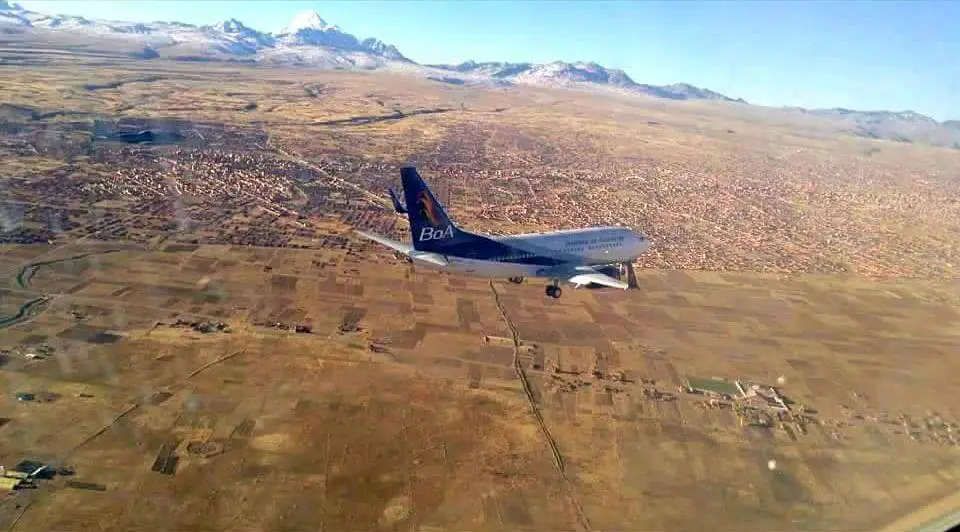 Vuelos Pastoral 900 siendo escoltado en su llegada a La Paz. Foto cortesía Dusan Mercado, David Cari y Spotting And Aviation.