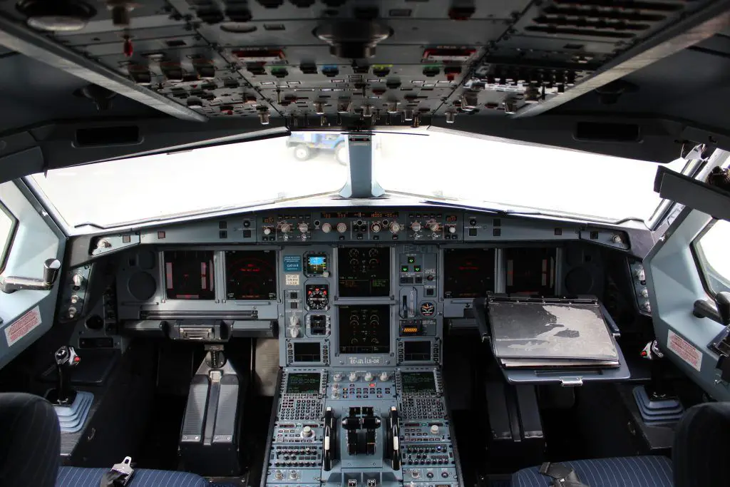 Air Europa ruta Madrid Quito Guayaquil cabina del piloto Airbus