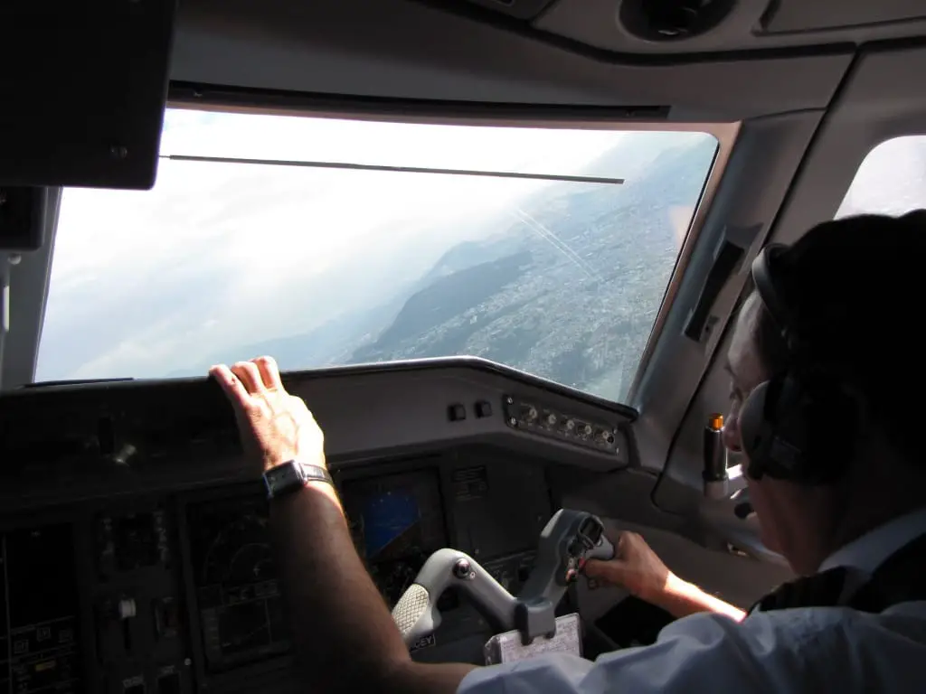 cuanto cuesta ser piloto comercial en ecuador