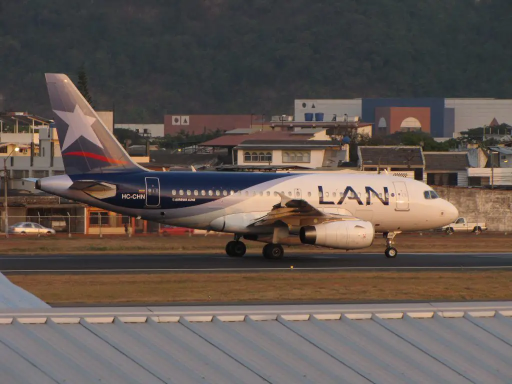 LAN LATAM Ecuador Airbus A318 Guayaquil