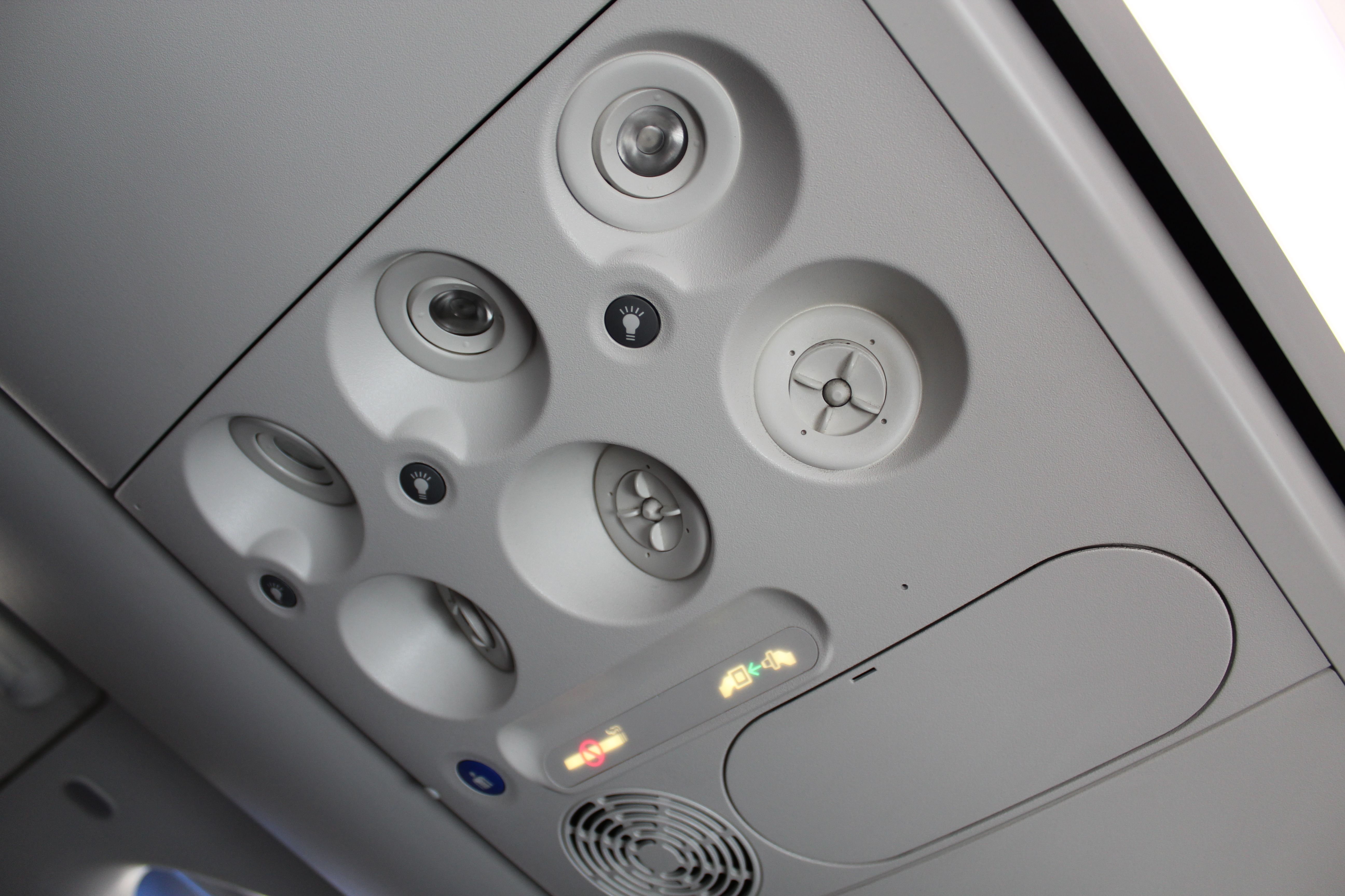 Boeing 737-800 smoke and belt signs