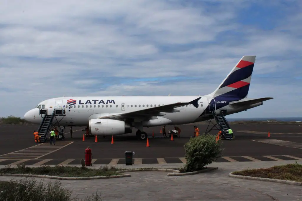 Airbus A319 HC-CPZ en San Cristóbal LATAM Ecuador Galapagos