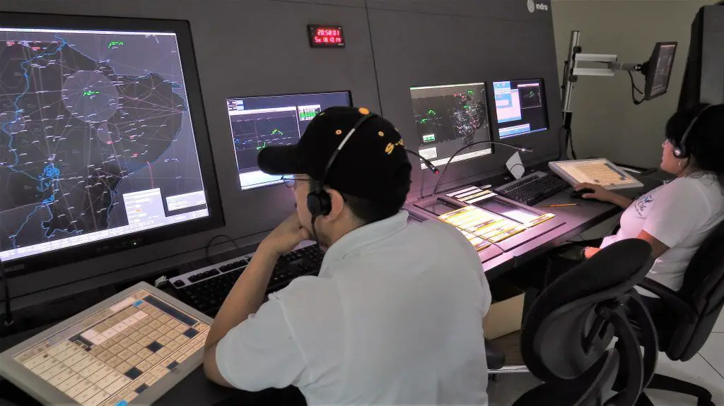 control de tránsito aéreo Ecuador Guayaquil Quito