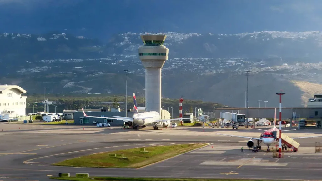 ASUR compra paricipacion acciones aeroepuertos ECuador Brasil Costa Rica Curazaco Quito Cofins San Jose aerolineas vuelos valor precio