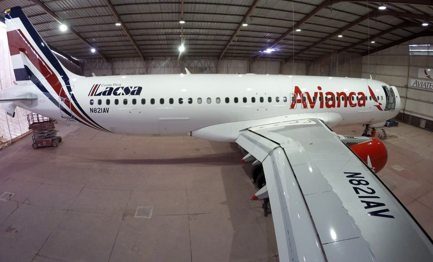 Avianca pinta un avión recordando a LACSA avianca lacsa airbus a320 N821av