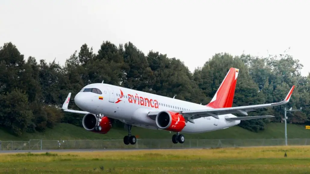 Avianca business class america vuelo vuelos rutas Bogotá Medellín Salvador destinos servicio asientos sillas comentarios opiniones
