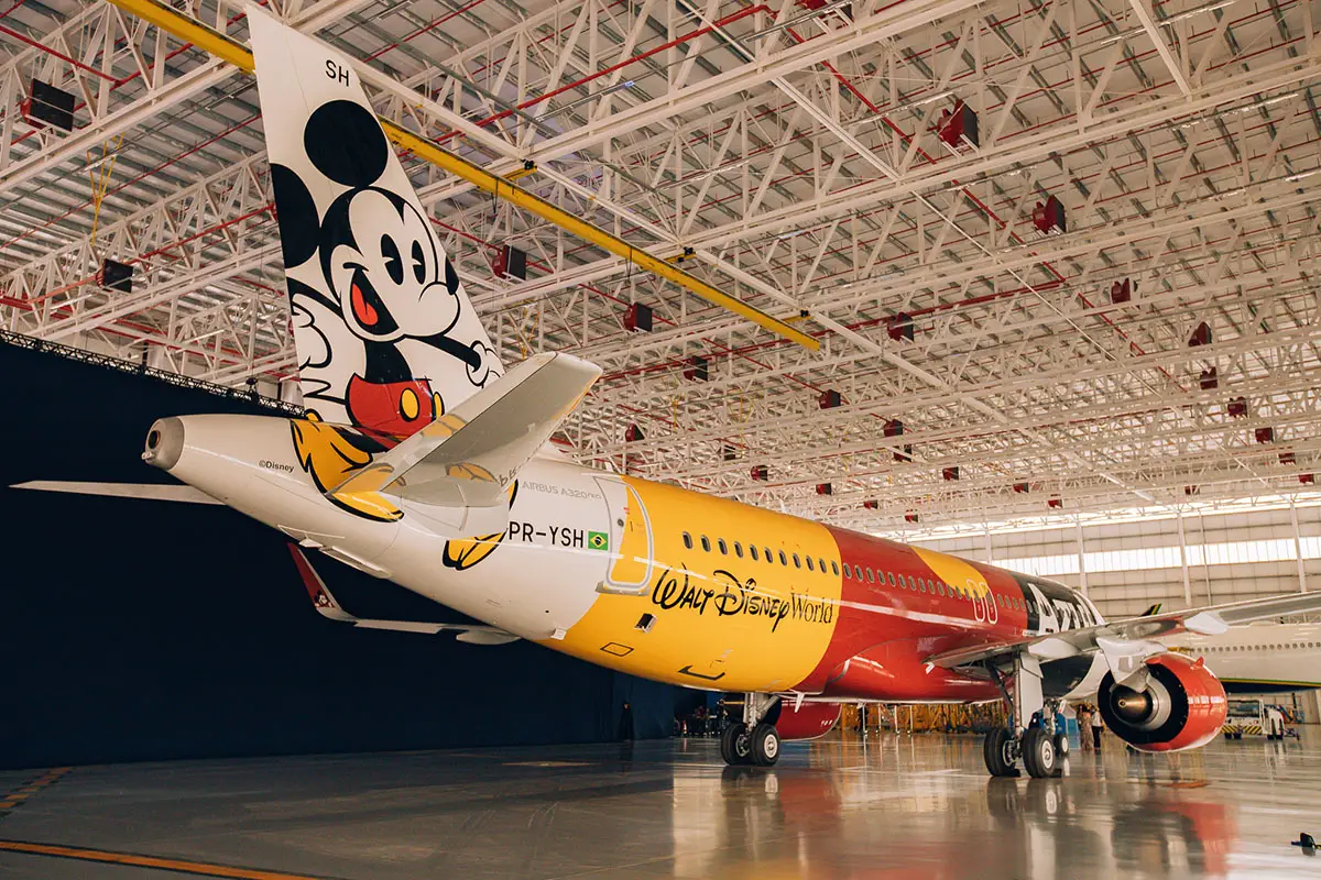 Azul presenta avión especial inspirado en Mickey Mouse Azul avión Mickey Mouse pintura especial airbus a320neo