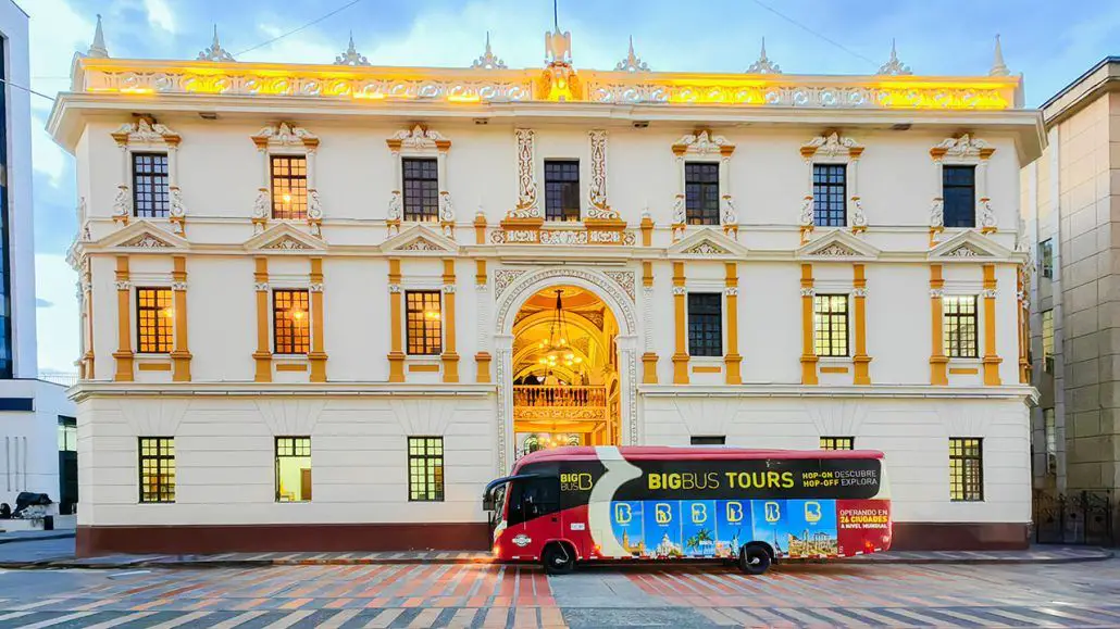 Big Bus Primer Encuentro de Periodistas de Turismo Eje Cafetero Colombia