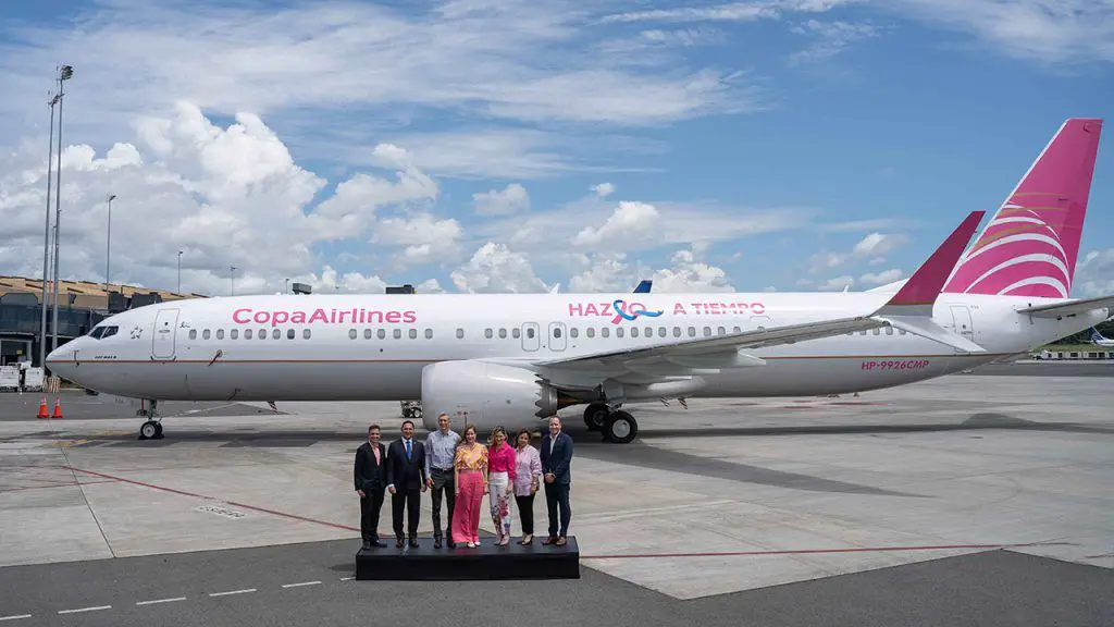copa airlines Boeing 737 max 9 HP-9926CMP rosado hazlo a tiempo campaña cancer de mama
