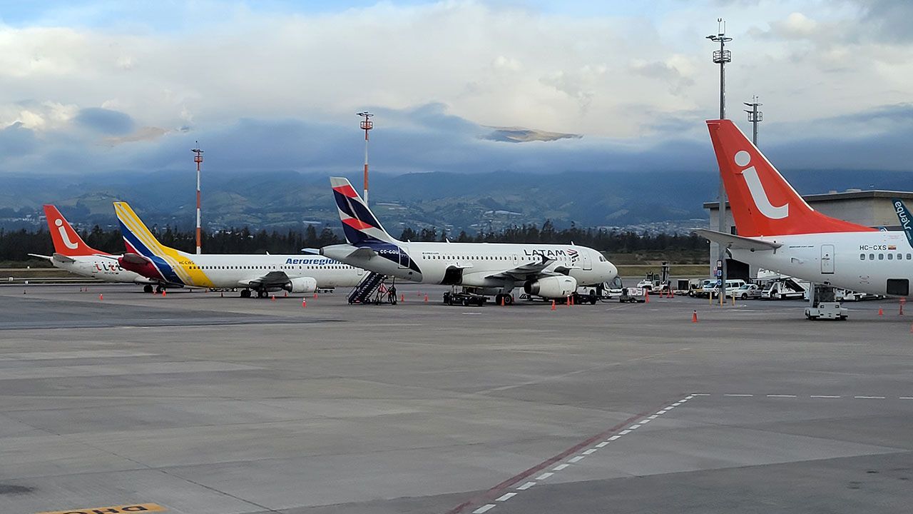 Nuevo anuncio de reducción impuestos a los pasajes en Ecuador reducción impuestos ecuador pasajes aereos boletos vuelos internacionales ecodelta potencia turistica tasas aeroportuarias