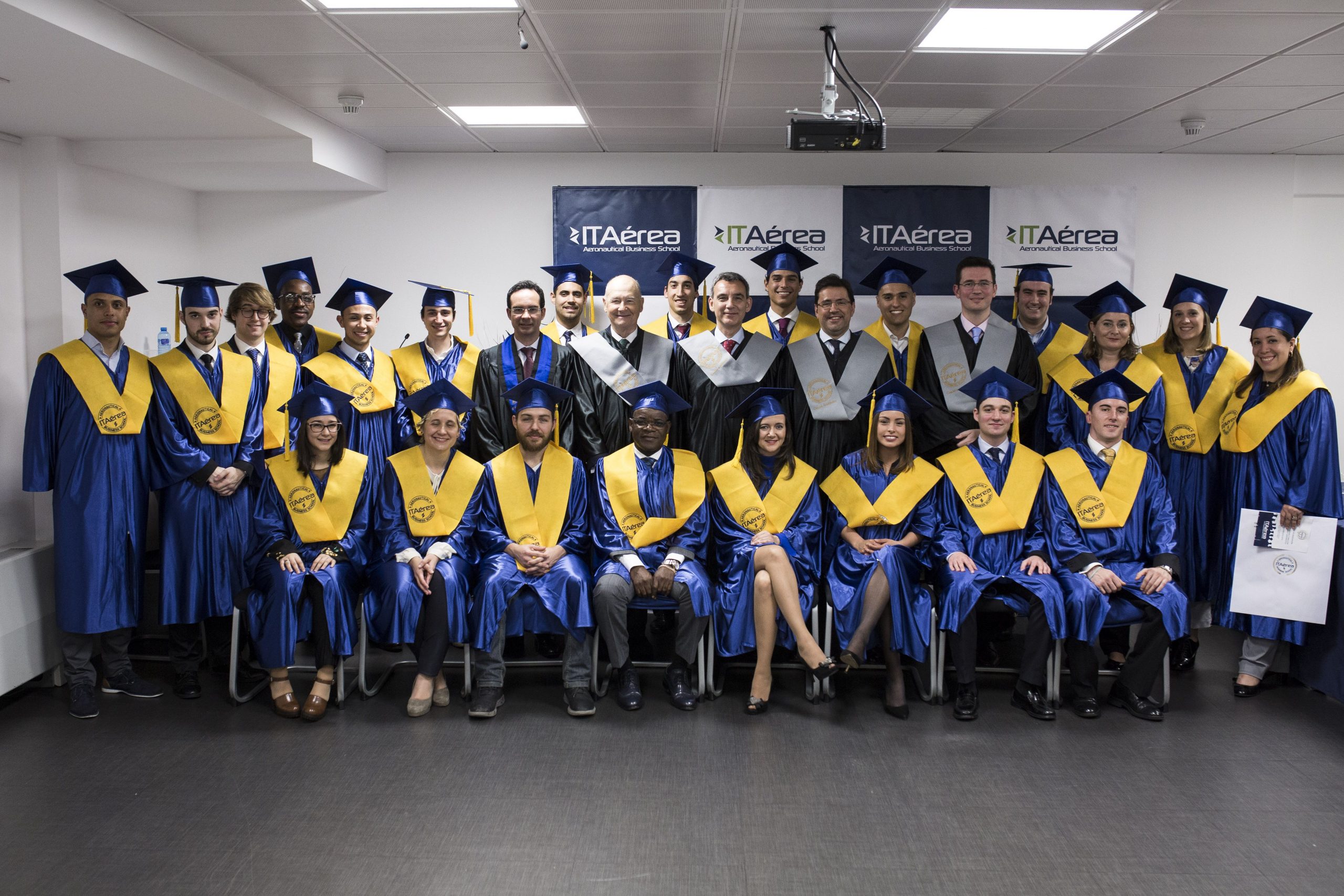 Ceremonia de graduación del Máster en Gestión y Dirección Aeroportuaria y Aeronáutica promoción 2016-2018 Ceremonia de graduación del Máster en Gestión y Dirección Aeroportuaria y Aeronáutica promoción 2016-2018