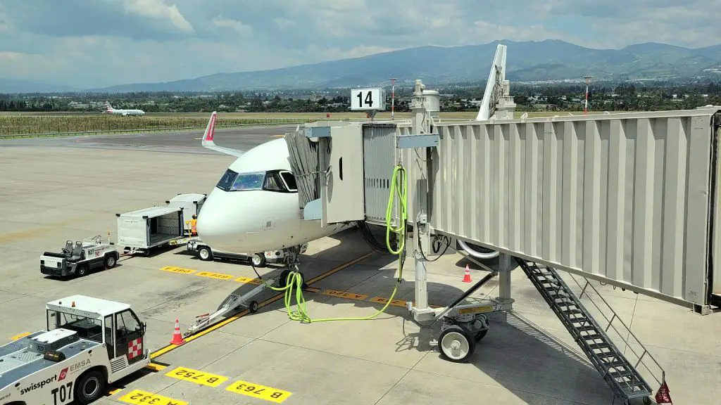 JetSmart vuelo inaugural ruta Quito Lima destino horario precio costo conexión Cusco Arequipa Santiago cómo es volar recomendación recomendaciones tips vale la pena servicio asientos sillas comida menú