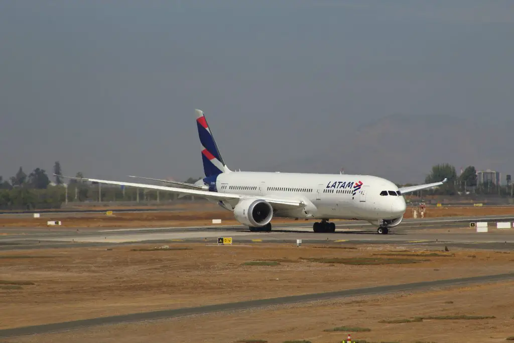 LATAM Airlines plane volar a Quito y operar código compartido con Qantas Airways