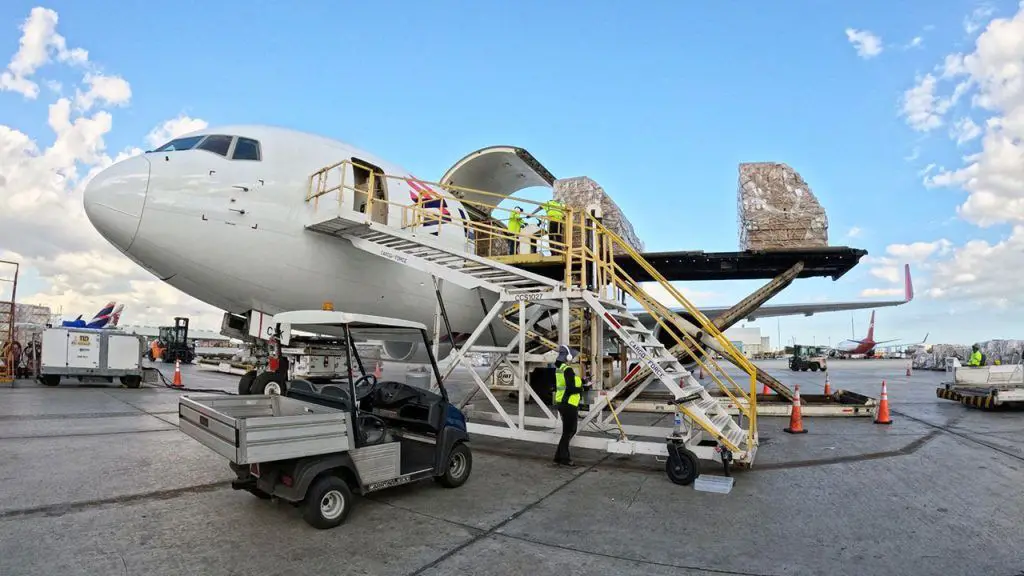 LATAM Cargo toneladas carga flores rosas Ecuador Colombia San Valentin 2024