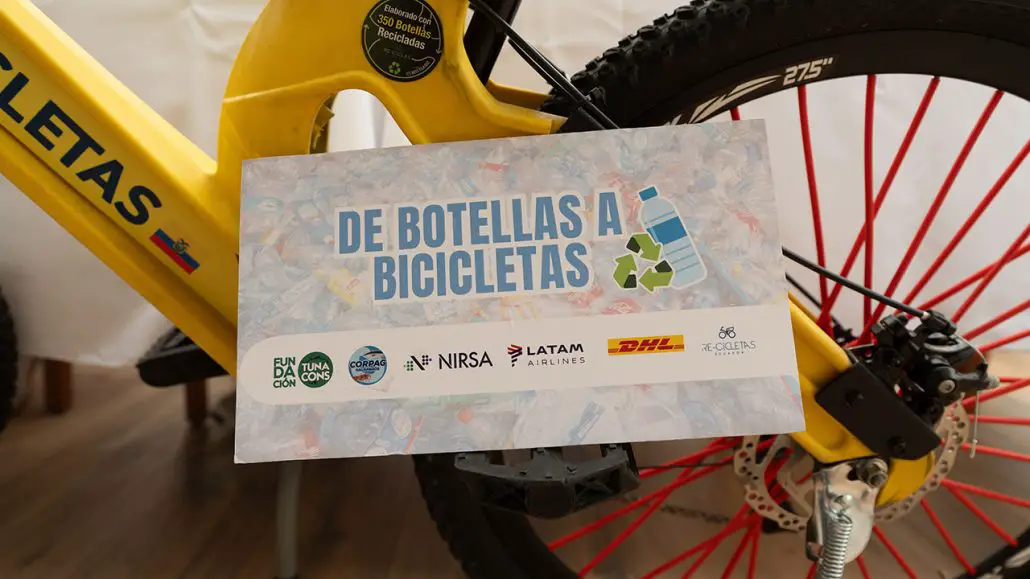 NIRSA Fundación TUNACONS LATAM Airlines DHL bicicletas fabricadas a partir de materiales reciclados recolectados Islas Galápagos manglares Guayaquil