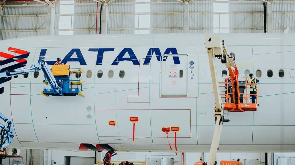 LATAM investe em tecnologia de pele de tubarão da Lufthansa para economizar combustível