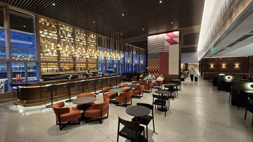 sala VIP LATAM Lounge Aeropuerto Jorge Chavez Lima salon ubicacion precio costo como ingresar LATAM Pass tarifa tarjeta business black