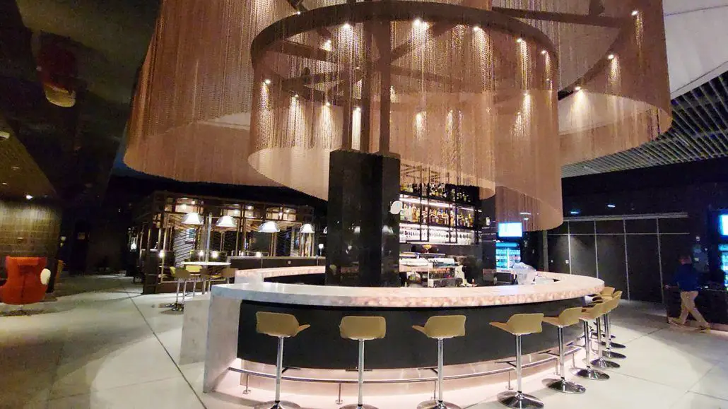 LATAM Lounge sala vip Aeropuerto Internacional de Santiago de Chile como ingresar precio costo tarjeta LATAM Pass servicio ubicacion donde