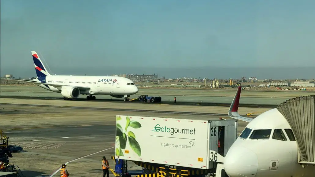 LATAM Airlines vuelos rutas internacionales Sao Paulo Miami Santiago Argentina Tucumán Rosario Bariloche