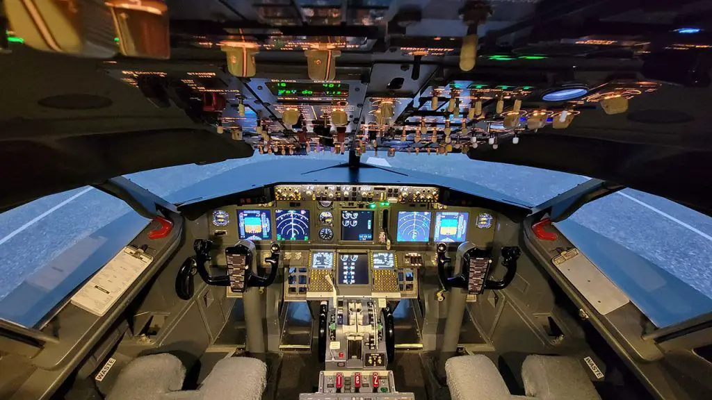 aero club simulator boeing 737ng flight training pilot school ecuador