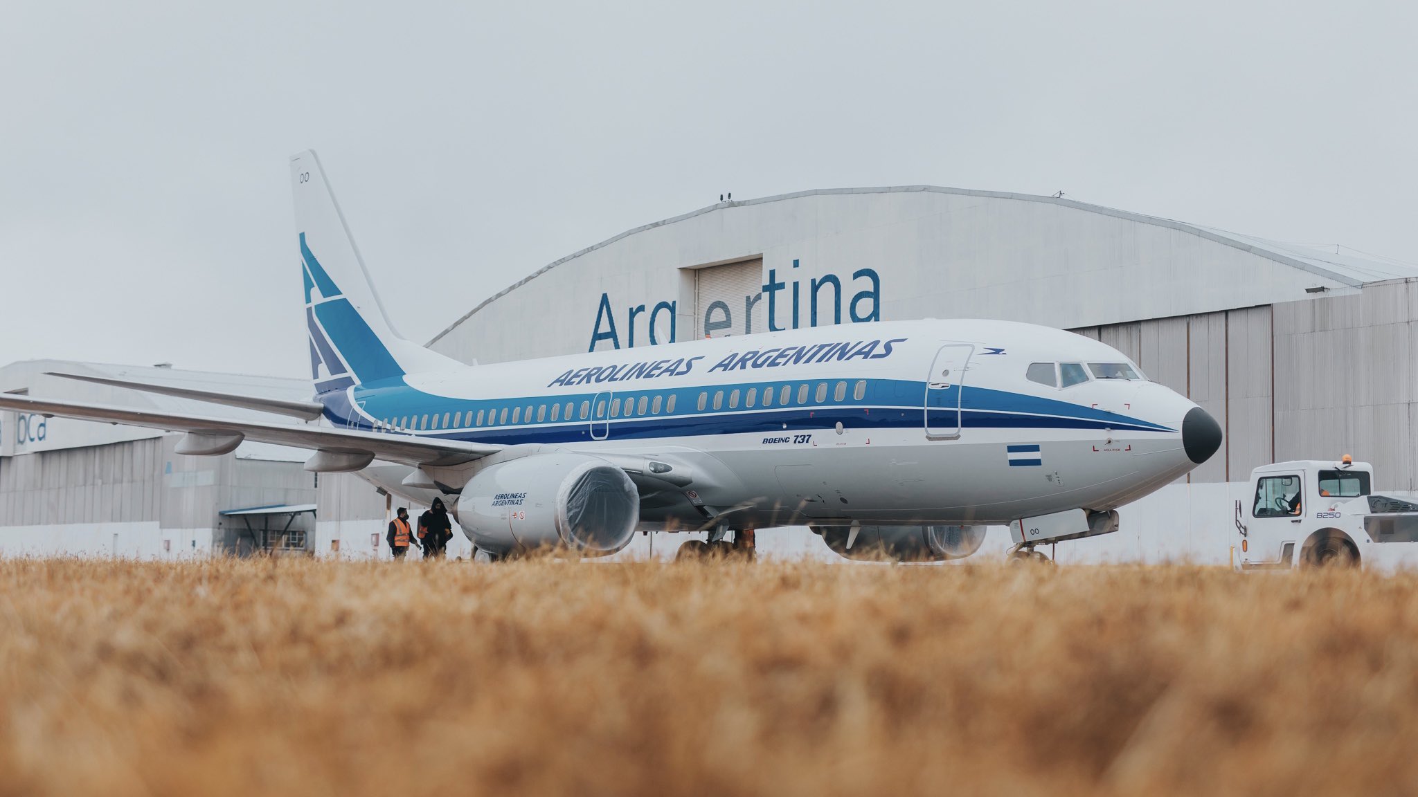 Aerolíneas Argentinas presentó avión retro por sus 70 años Aerolíneas Argentinas avión retro boeing 737 lv-goo
