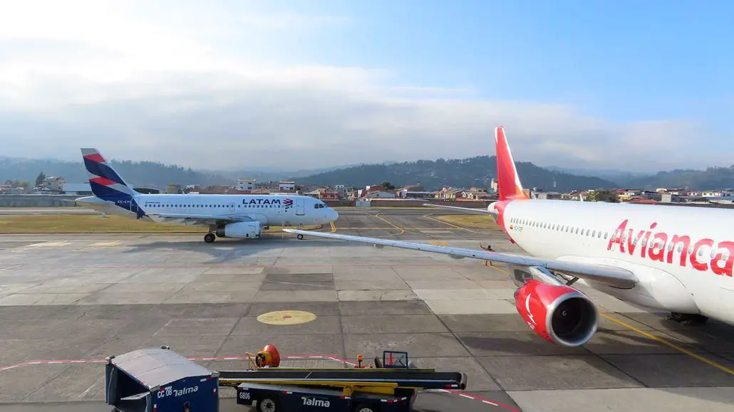aeropuerto ciudad de cuenca tranvia trafico aereo vuelos aerolineas aviones vuelo cumbre iberoamericana 2024 Ecuador