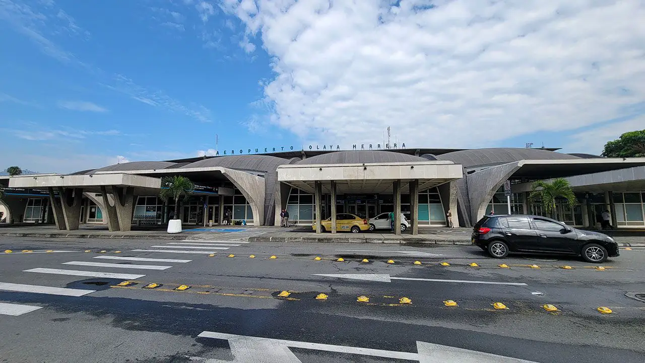 El histórico Aeropuerto Olaya Herrera de Medellín Aeropuerto Olaya Herrera ciudad de medellin vuelos aerolineas pasajeros rutas estadisticas video fotos