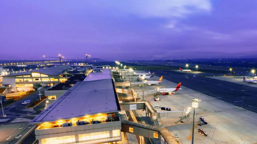 aeropuertos ecuador quito guayaquil cortes de luz que pasa con los vuelos aerolineas cancelados como ir al aeropuerto salvoconducto toque de queda documentos reserva