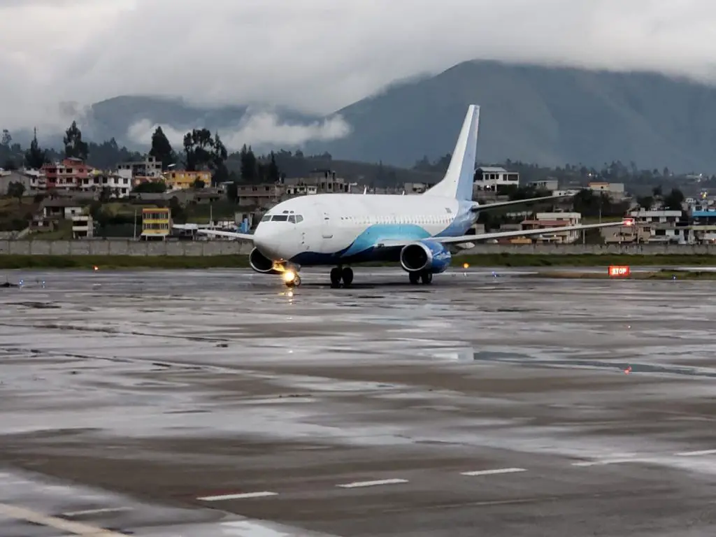 Aeroregional Boeing 737-500 HC-CUH