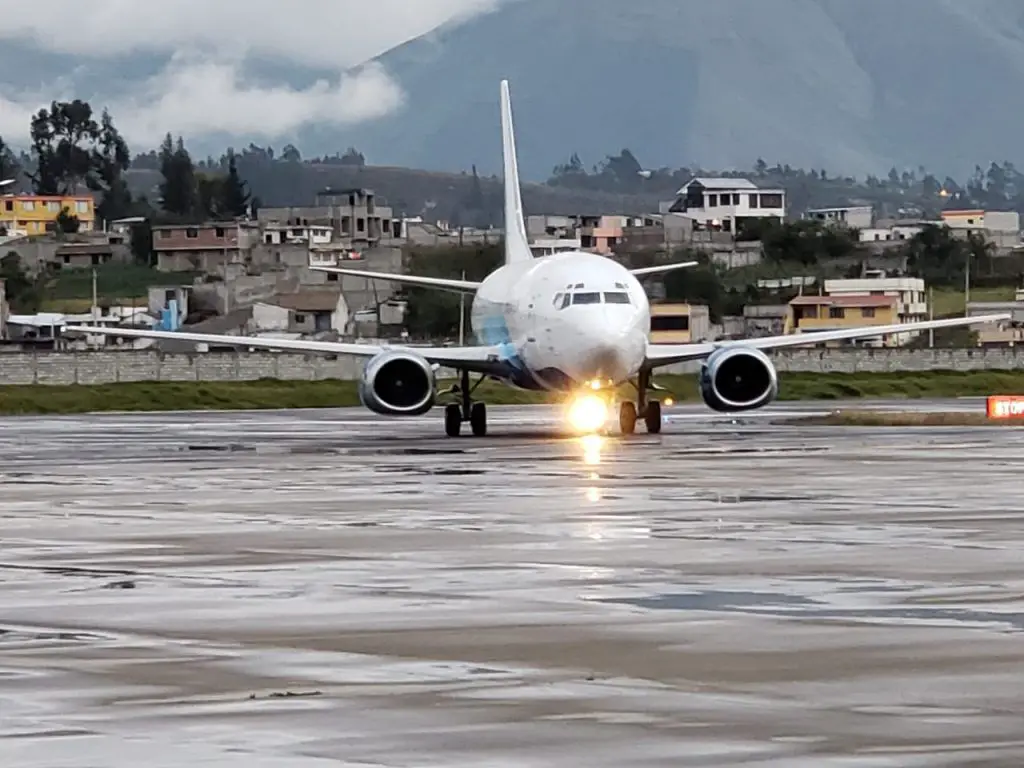 Aeroregional Boeing 737-500 HC-CUH