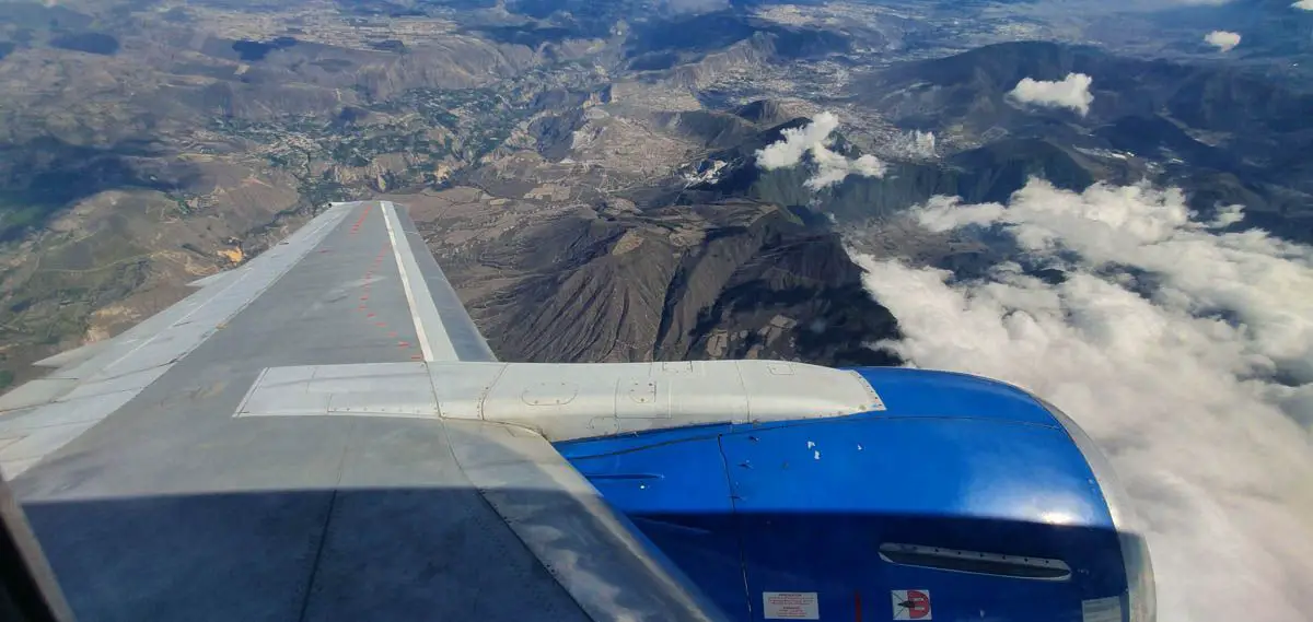 el cual es número de serie MSN 24900, 28 años desde su primer vuelo y es propulsado por dos motores CFM56-3B1.
