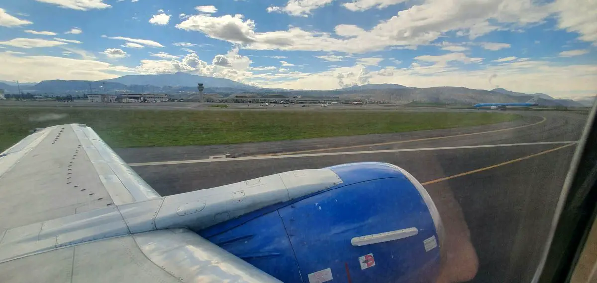 el cual es número de serie MSN 24900, 28 años desde su primer vuelo y es propulsado por dos motores CFM56-3B1.