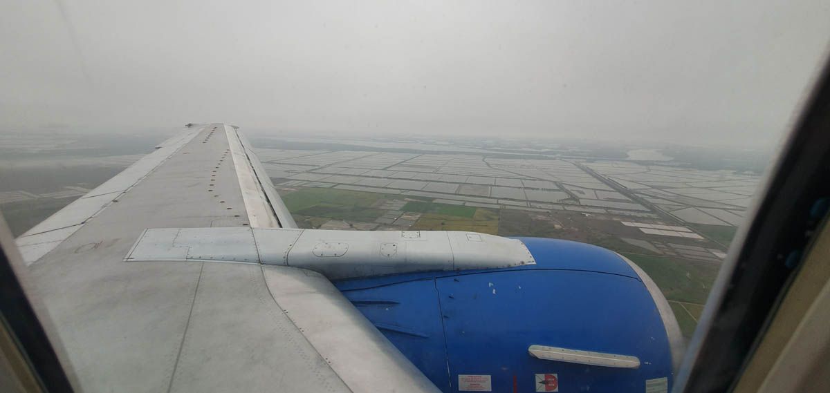 el cual es número de serie MSN 24900, 28 años desde su primer vuelo y es propulsado por dos motores CFM56-3B1.