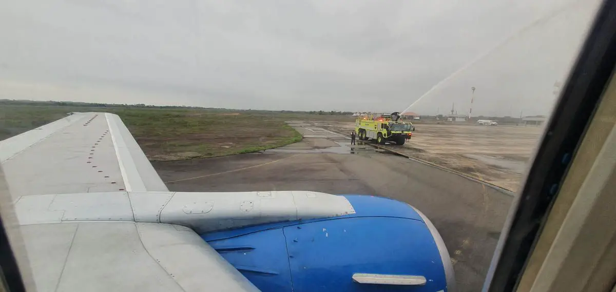 el cual es número de serie MSN 24900, 28 años desde su primer vuelo y es propulsado por dos motores CFM56-3B1.