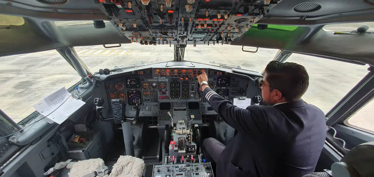 el cual es número de serie MSN 24900, 28 años desde su primer vuelo y es propulsado por dos motores CFM56-3B1.