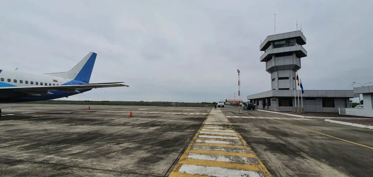el cual es número de serie MSN 24900, 28 años desde su primer vuelo y es propulsado por dos motores CFM56-3B1.