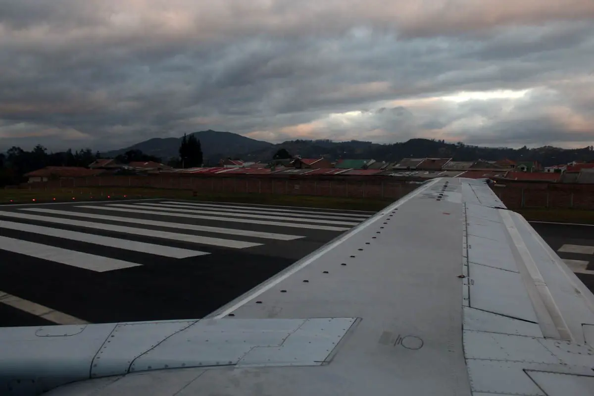 aeroregional vuelo inaugural ruta cuenca quito guayaquil boeing 737