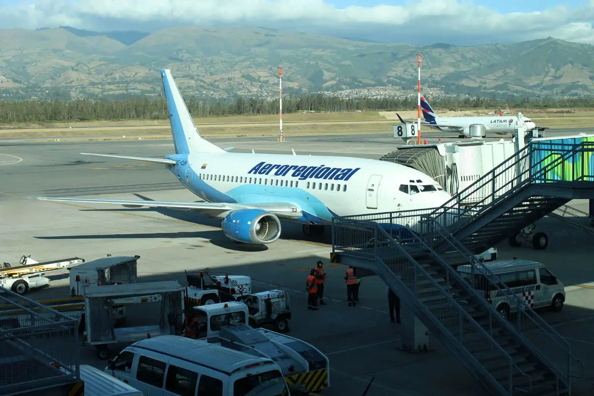 aeroregional vuelo inaugural ruta cuenca quito guayaquil boeing 737