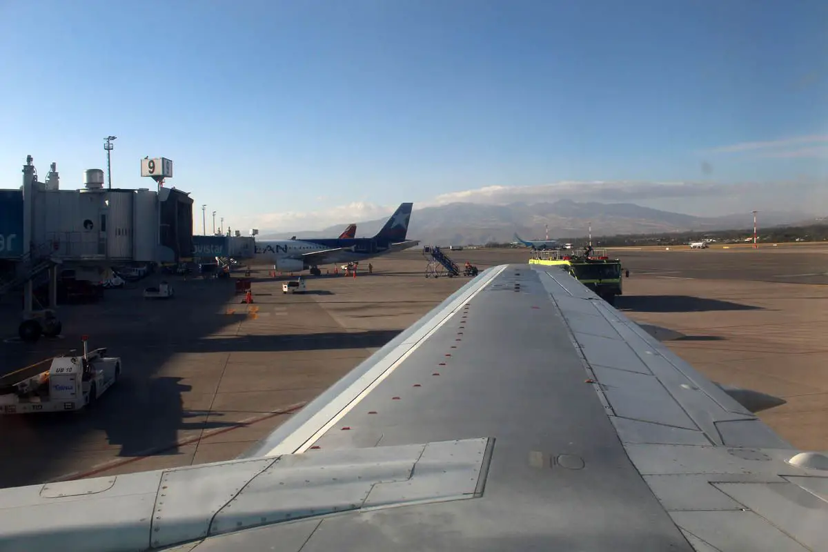 aeroregional vuelo inaugural ruta cuenca quito guayaquil boeing 737