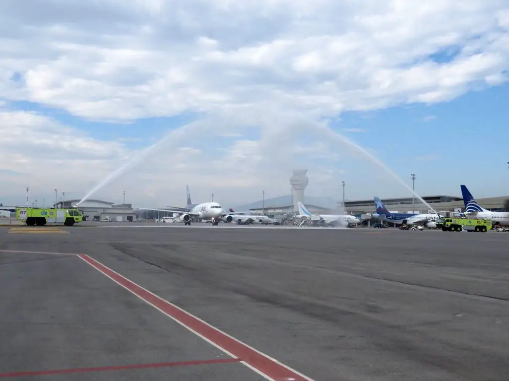 tradicionales arcos de agua en aviación