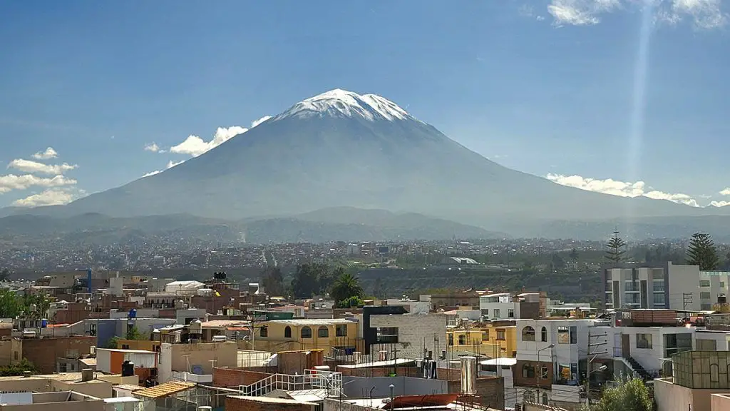 ciudad de arequipa peru que hacer visitar conocer tips recomendaciones plaza de armas volcan Misti clima