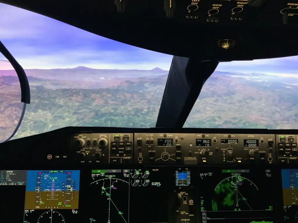 Boeing pilot trains 787 air france fly altitude andes