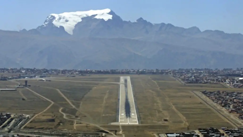 Preocupación colapso conectividad vuelos Bolivia combustible YPFB Aviación