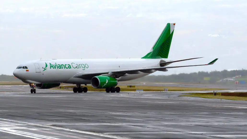 Avianca Post Equateur Colombia Quito Bogota Medellin Transport Cargo Fleurs de fleur rose Roses Valentin 2025 Cargo de chargement des vols