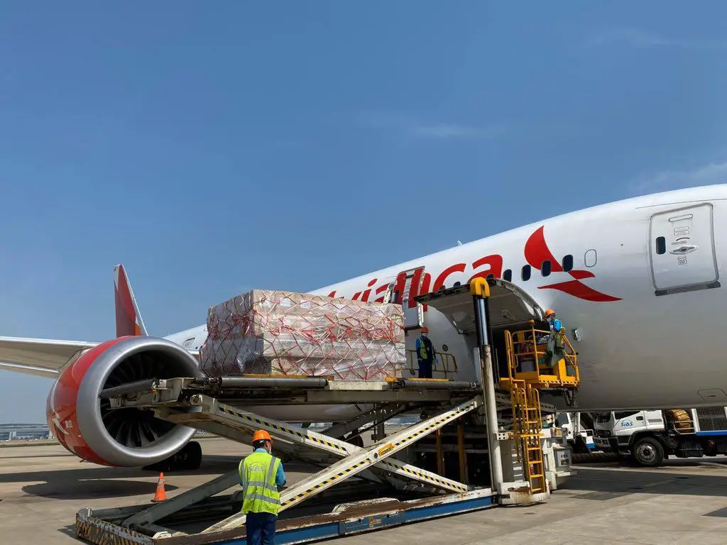 Avianca China second flight landing cargo medicine Colombia Bogota