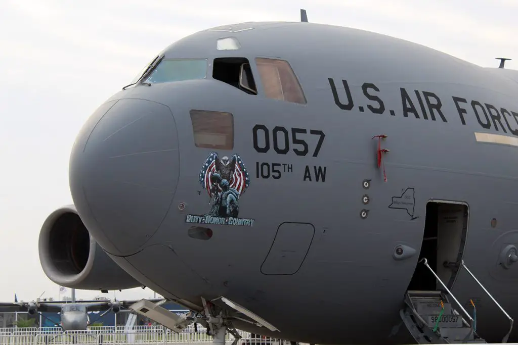 Boeing C-17 globmaster III characteristics models services capacities passengers