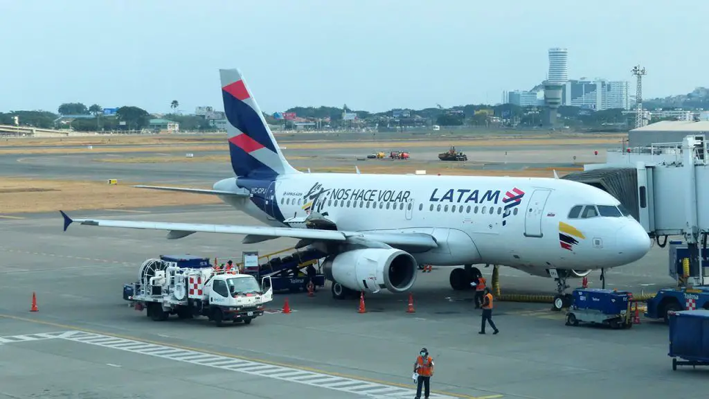 latam ecuador suspende cancela vuelos ruta guayaquil bogota colombia ecuador aerolineas avianca wingo