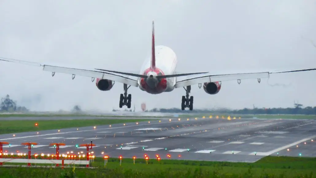 cierre temporal aeropuerto internacional de Quito vuelo vuelos aerolineas rutas septiembre 2025