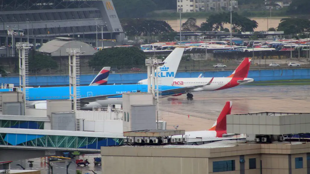 compensazione per i diritti dei passeggeri voli in ritardo volo cancellato cancellazione ritardo vendita eccessiva vendita eccessiva di passeggeri biglietti aerei Ecuador Quito Guayaquil DAC Cuenca Manta Galapagos cosa ricevere in caso di ritardo risarcire denuncia tutela dei consumatori