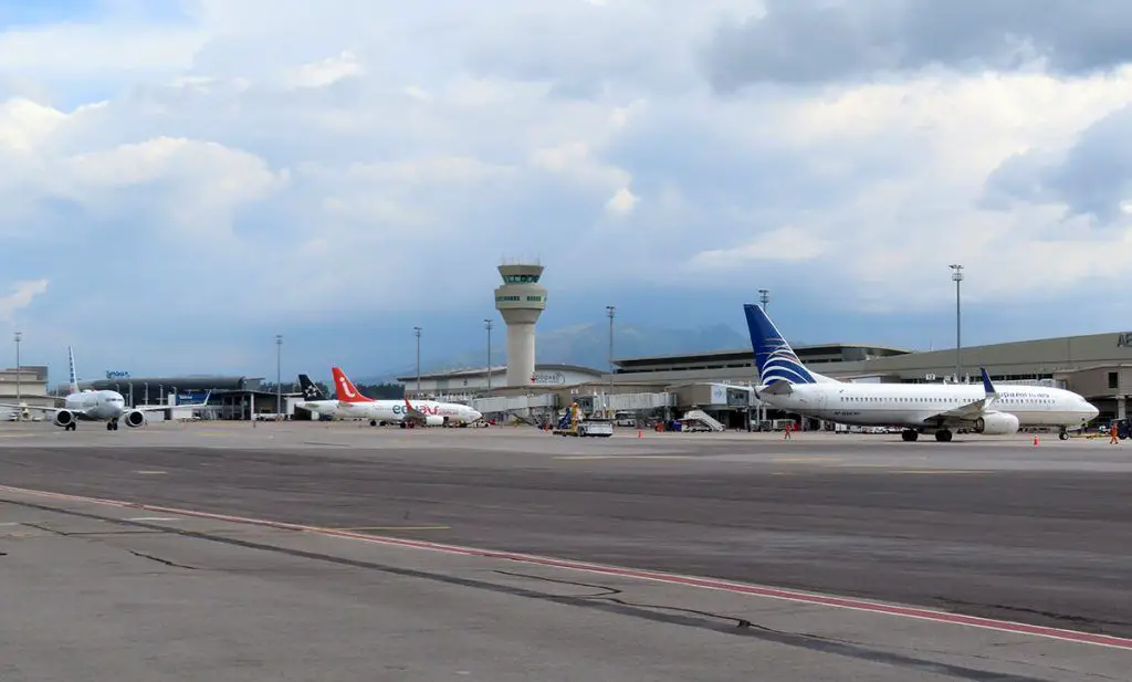 ecuador elimina requisitos documentos ingreso vuelos internacionales extranjero restricciones carne de vacunacion prueba pcr negativa